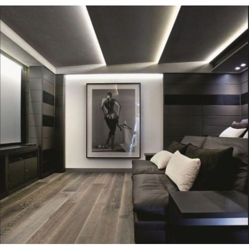 Podłączenie taśmy LED w domu - jak wykonać montaż? - nowoczesny-salon-z-tasma-led-w-suficie.jpg