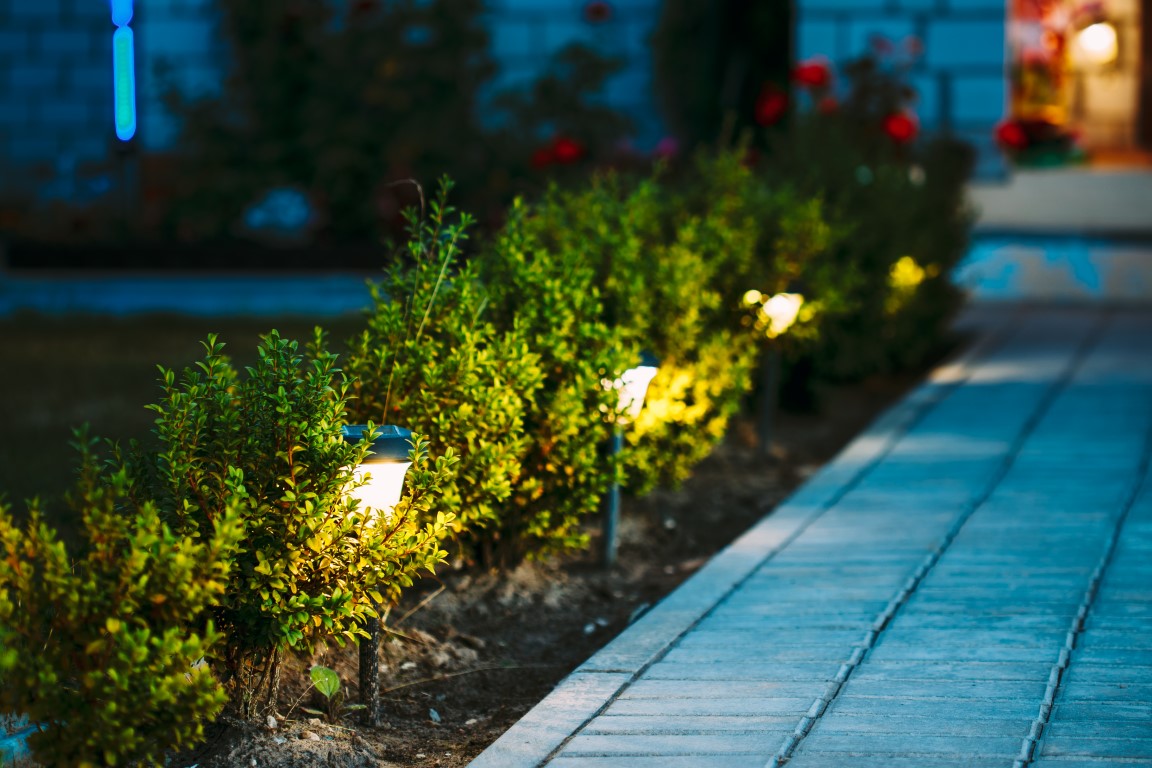 Oświetlenie ścieżki ogrodu – jak skutecznie je oświetlić? - oswietlenie-sciezki-ogrodowej.jpg